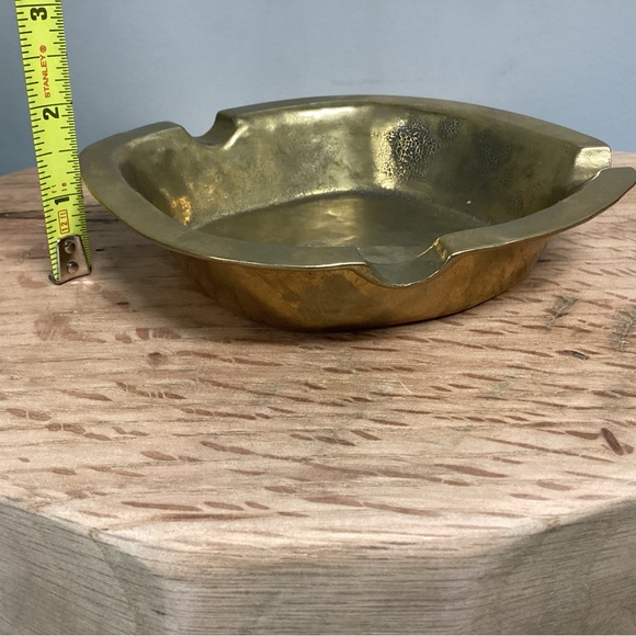 Vintage Solid Brass Ashtray - Unique Design - Beautiful Crafted of Solid Brass - Picture 9 of 11
